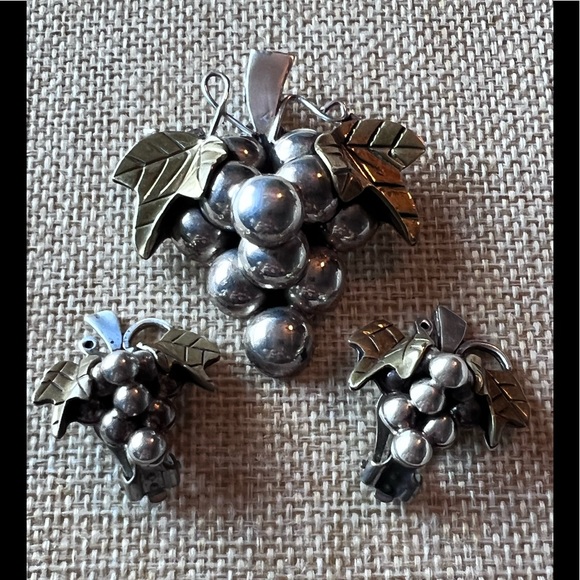 .925 sterling Taxco Mexico Solid Grapes Brooch & matching Earrings Vintage - Picture 10 of 12